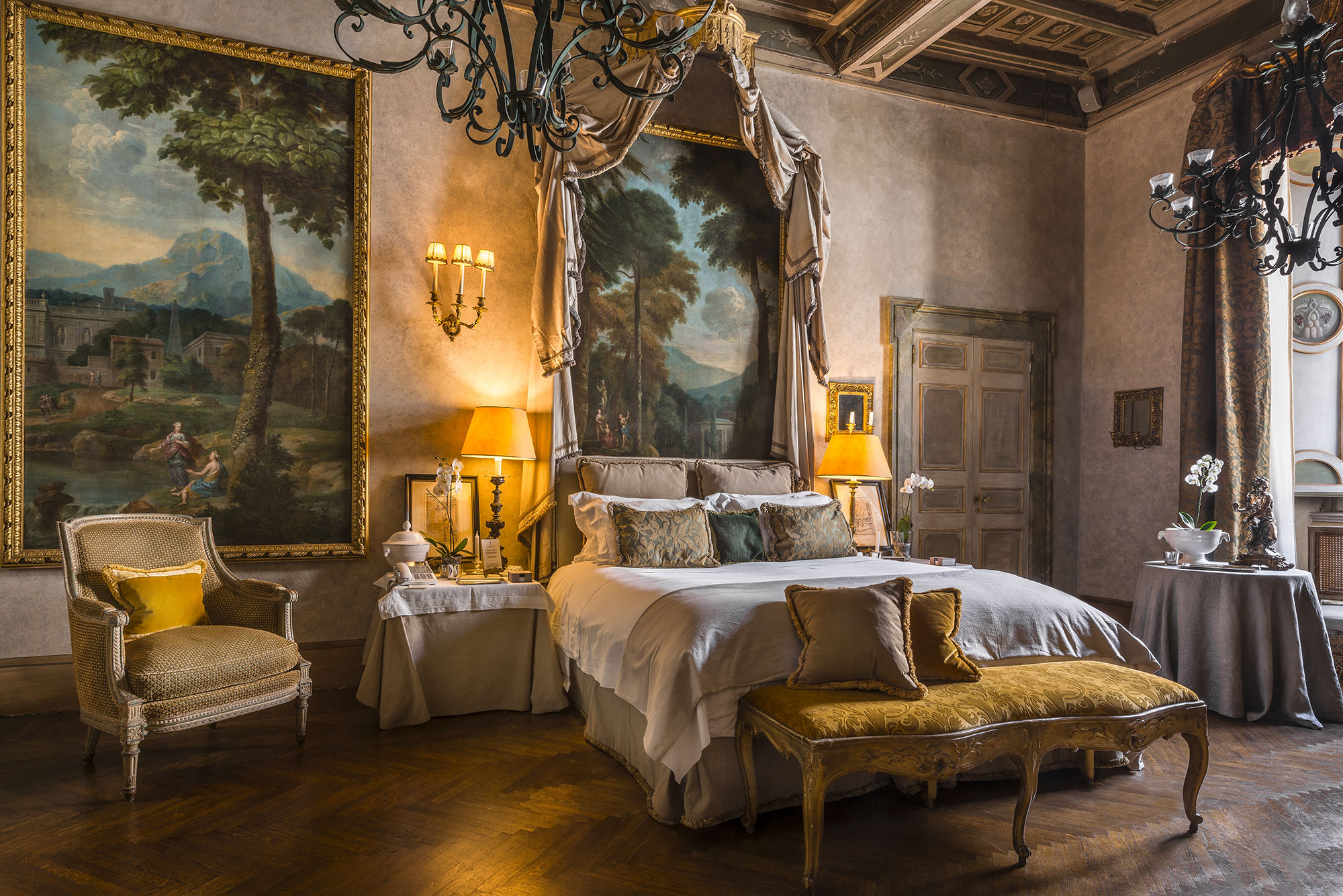Residenza Napoleone III in Rome - Baroque splendor meets contemporary comfort within a Roman palazzo.